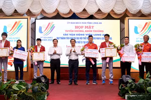 Lãnh đạo tỉnh Long An trao Bằng khen và hoa cho các vận động viên, huấn luyện viên.