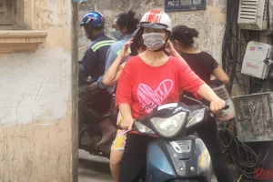 Bà Hường "xe ôm" và cuốc xe đặc biệt của mình. (Ảnh: SƠN BÁCH)