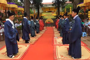 Tái hiện nghi lễ bách quan tề tựu để nhận quạt vua ban trong Tết Đoan Ngọ.