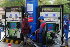 Giá xăng tăng không chỉ gây khó khăn cho sản xuất kinh doanh, mà còn đẩy giá các loại hàng hóa khác, ảnh hưởng đời sống người dân và nền kinh tế.