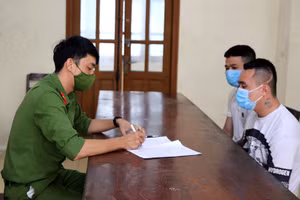 Cơ quan Cảnh sát điều tra Công an thành phố Ninh Bình (tỉnh Ninh Bình) lấy lời khai của các đối tượng trộm cắp thiết bị, phụ tùng ô-tô trên địa bàn. (Ảnh TRẦN DŨNG)