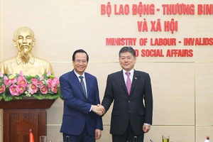 Bộ trưởng Lao động-Thương binh và Xã hội Đào Ngọc Dung tiếp Bộ trưởng Tư pháp Nhật Bản Furukawa Yoshihisa (Ảnh: Molisa).