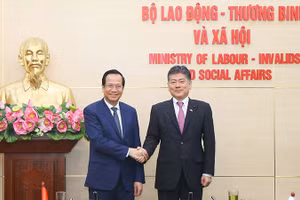 Bộ trưởng Lao động-Thương binh và Xã hội Đào Ngọc Dung tiếp Bộ trưởng Tư pháp Nhật Bản Furukawa Yoshihisa (Ảnh: Molisa).