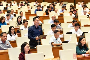 Đại biểu Quốc hội thảo luận ở hội trường về dự án Luật Phòng, chống bạo lực gia đình (sửa đổi) chiều 14/6. (Ảnh: THỦY NGUYÊN)