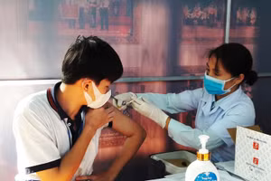 Tiêm chủng vaccine phòng Covid-19 cho học sinh ở Thanh Hóa.