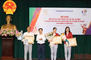 Chủ tịch UBND tỉnh Nam Định Phạm Đình Nghị trao tặng Bằng khen cho các vận động viên, huấn luyện viên xuất sắc tại SEA Games 31.