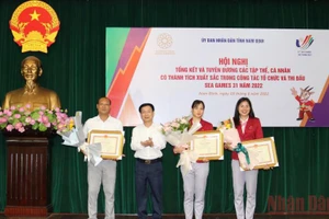 Chủ tịch UBND tỉnh Nam Định Phạm Đình Nghị trao tặng Bằng khen cho các vận động viên, huấn luyện viên xuất sắc tại SEA Games 31.