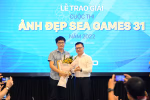 Tổng Biên tập Báo Nhân Dân Lê Quốc Minh trao Giải nhất cho tác giả Trương Anh Đức. (Ảnh: THÀNH ĐẠT)