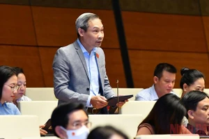 Đại biểu Phan Đức Hiếu (Thái Bình) tham gia thảo luận về dự án Luật Dầu khí (sửa đổi) tại hội trường, sáng 15/6. (Ảnh: LINH KHOA NGUYÊN)