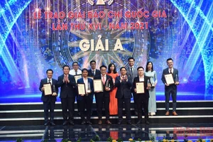 Thủ tướng Chính phủ Phạm Minh Chính và Trưởng Ban Tuyên giáo Trung ương Nguyễn Trọng Nghĩa trao giải A cho các tác giả, đại diện nhóm tác giả đoạt giải. (Ảnh: TRẦN HẢI)