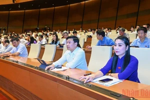 Đại biểu Quốc hội biểu quyết thông qua Nghị quyết về thí điểm mô hình tổ chức hoạt động lao động, hướng nghiệp, dạy nghề cho phạm nhân ngoài trại giam. (Ảnh: LINH NGUYÊN)