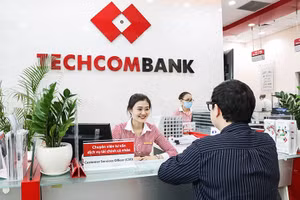 Khách hàng giao dịch tại Chi nhánh Ngân hàng Techcombank. (Ảnh Phương Hà)