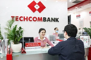 Khách hàng giao dịch tại Chi nhánh Ngân hàng Techcombank. (Ảnh Phương Hà)
