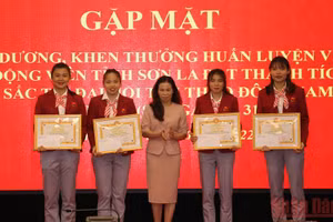 Hội Khuyến học tỉnh Sơn La tặng Giấy khen cho 4 vận động viên tham dự SEA Games 31.