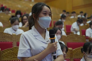 Chia sẻ thông tin với sinh viên về chương trình EPA tại Cao đẳng Y dược Phú Thọ (Ảnh: Dolab).