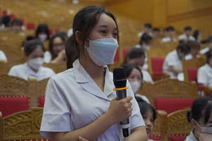 Chia sẻ thông tin với sinh viên về chương trình EPA tại Cao đẳng Y dược Phú Thọ (Ảnh: Dolab).