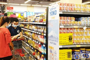 Các mặt hàng thiết yếu chịu ảnh hưởng của giá xăng, dầu tăng. Ảnh: BẮC SƠN