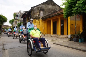 Du khách trải nghiệm phố cổ Hội An. (Ảnh: TTXVN)