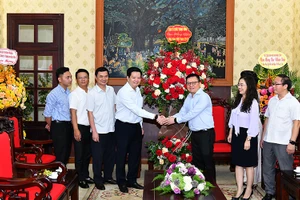 Tổng Biên tập Báo Nhân Dân Lê Quốc Minh cảm ơn đồng chí Mai Văn Chính và đoàn đại biểu Ban Tổ chức Trung ương đến chúc mừng Báo. (Ảnh: ĐĂNG KHOA)