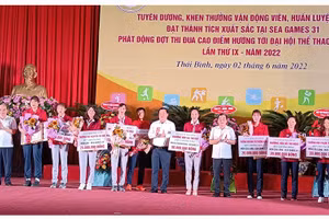 Lãnh đạo tỉnh Thái Bình tuyên dương, khen thưởng các vận động viên.