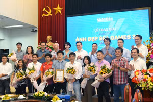 Tổng Biên tập Báo Nhân Dân Lê Quốc Minh và các đại biểu chụp ảnh lưu niệm cùng các tác giả đoạt giải cuộc thi “Ảnh đẹp SEA Games 31”.