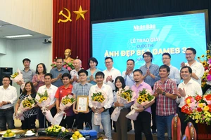 Tổng Biên tập Báo Nhân Dân Lê Quốc Minh và các đại biểu chụp ảnh lưu niệm cùng các tác giả đoạt giải cuộc thi “Ảnh đẹp SEA Games 31”.