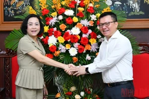 Tổng Biên tập Báo Nhân Dân Lê Quốc Minh cảm ơn đồng chí Nguyễn Thị Thanh, Ủy viên Trung ương Đảng, Trưởng Ban Công tác đại biểu thuộc Ủy ban Thường vụ Quốc hội đến chúc mừng Báo Nhân Dân nhân dịp kỷ niệm 97 năm Ngày Báo chí cách mạng Việt Nam. (Ảnh: ĐĂNG KHOA)