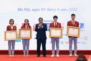 Thủ tướng Phạm Minh Chính trao Huân chương Lao động hạng Nhì tặng một số vận động viên có thành tích xuất sắc.