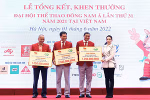 Phó Chủ tịch Hội đồng quản trị Golf Long Thành Lê Nữ Thùy Dương trao bảng biểu trưng cho đại diện các vận động viên có thành tích thi đấu xuất sắc tại SEA Games 31.