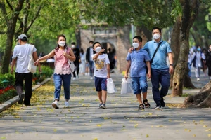 Người dân tại phố đi bộ hồ Hoàn Kiếm. (Ảnh: Tuấn Đức/TTXVN)