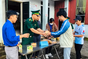 Cán bộ chiến sĩ Đồn Biên phòng Dào San hỗ trợ xuất ăn sáng miễn phí cho thi sinh tại điểm thi Dào San.