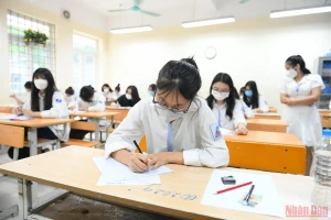 Thí sinh trong buổi thi môn Ngữ văn sáng 7/7. (Ảnh: THÀNH ĐẠT)