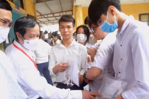 Bộ trưởng Giáo dục và Đào tạo Nguyễn Kim Sơn chúc thí sinh tự tin trước giờ vào thi.