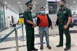 Anh Pui Thái (mặc áo đỏ-giữa) được các lực lượng giải cứu trở về nhà vào ngày 3/7.