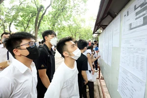 Thí sinh xem số báo danh tại điểm thi Trường THPT Phan Đình Phùng, Hà Nội. (Ảnh VIẾT CHUNG)