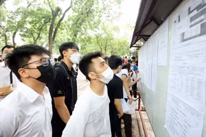 Thí sinh xem số báo danh tại điểm thi Trường THPT Phan Đình Phùng, Hà Nội. (Ảnh VIẾT CHUNG)