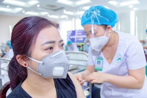 Thủ tướng chỉ đạo đẩy nhanh tiêm vaccine phòng Covid-19 mũi 3, mũi 4 cho người dân. (Ảnh minh họa: qdnd.vn)