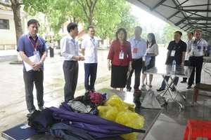 Kiểm tra nơi để vật dụng của thí sinh tại điểm thi Trường THPT Nguyễn Đăng Đạo.