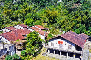 Làng đá nhìn từ trên cao.