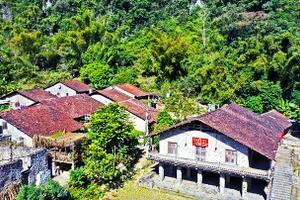 Làng đá nhìn từ trên cao.