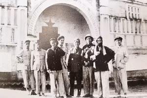 Chủ tịch Hồ Chí Minh và các thành viên trong Đoàn công tác tại Trung Quốc, tháng 1/1950. Ảnh tư liệu Bảo tàng Hồ Chí Minh