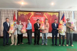 Trao quà Tết của Công ty Metfone cho các gia đình (Ảnh: Nguyễn Hiệp)