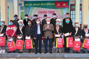 Đồng chí Đỗ Văn Chiến và lãnh đạo tỉnh Cao Bằng tặng quà nhân dân xã Đức Long, huyện Thạch An (Cao Bằng).