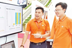 Tập đoàn FPT giới thiệu hệ thống quản lý chính quyền số tại Diễn đàn cấp cao Đô thị thông minh ASEAN 2020. Ảnh: Đức Anh