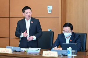 Bộ trưởng Tài chính Hồ Đức Phớc phát biểu tại phiên thảo luận tổ Kỳ họp bất thường lần thứ nhất, Quốc hội khóa XV ngày 4/1. (Ảnh: Duy Linh)