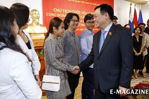 Cùng Chủ tịch Quốc hội bay xuyên tâm dịch