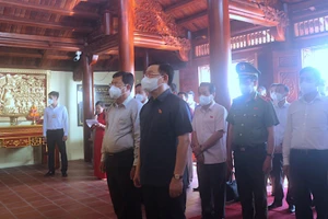 Chủ tịch Quốc hội viếng và thắp hương tại đền thờ Lạc Long Quân trong khuôn viên Khu du lịch quốc gia Mũi Cà Mau.