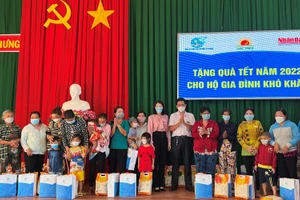 Đại diện Cơ quan Thường trực Báo Nhân Dân tại TP Cần Thơ tặng quà Tết tại thị xã Tân Châu.