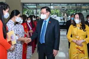 Chủ tịch Quốc hội Vương Đình Huệ với cán bộ, phóng viên báo Đại biểu nhân dân tại Hội nghị. 