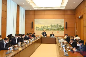 Quang cảnh phiên thảo luận ở tổ 3. (Ảnh: Duy Linh)